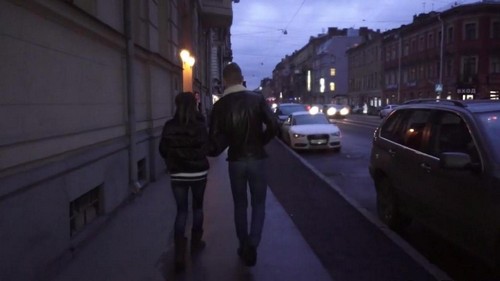 Телочка с милой улыбкой знакомится на улице с молодым русским парнем для секса без обязательств