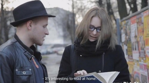 Русский парень в черной шляпе знакомится с начитанной девушкой и идет к ней домой, чтобы хорошенько выебать